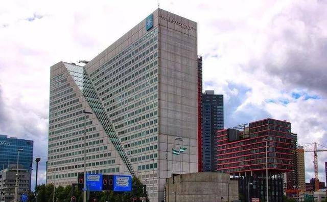 1997年,成龙从70米大楼纵身一跳,成就一部影史不可