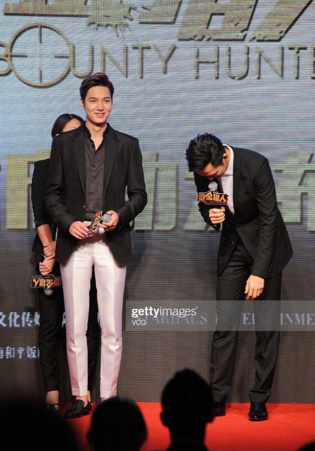 李敏镐和钟汉良合影,"中国男星"和"韩国男星"的差距,很明显_韩系_西装