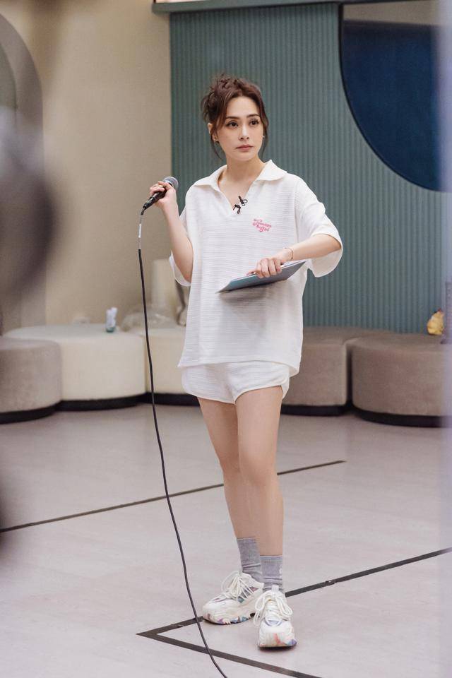 阿娇参加《浪姐3》后,首次穿短裤出海,颜值又回到了巅峰时期_钟欣桐