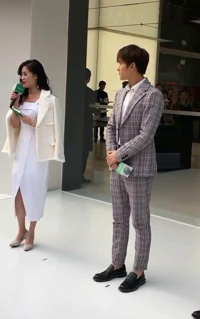 杨洋穿西装亮相被赞又看到了肖奈大神,别人镜头下杨洋的颜值如何_颜色