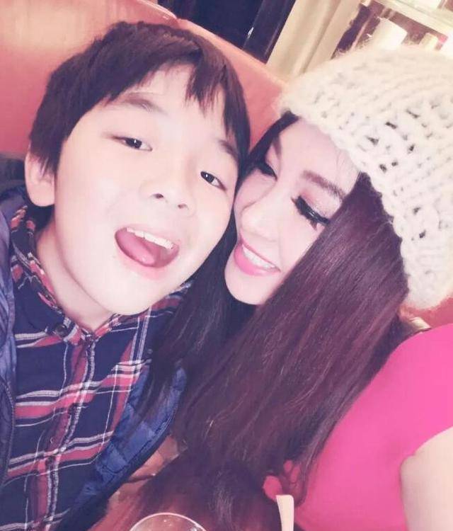 53岁温碧霞晒出游照,皮草搭配碎花裙,与少女时期几乎无异_干儿子_心情