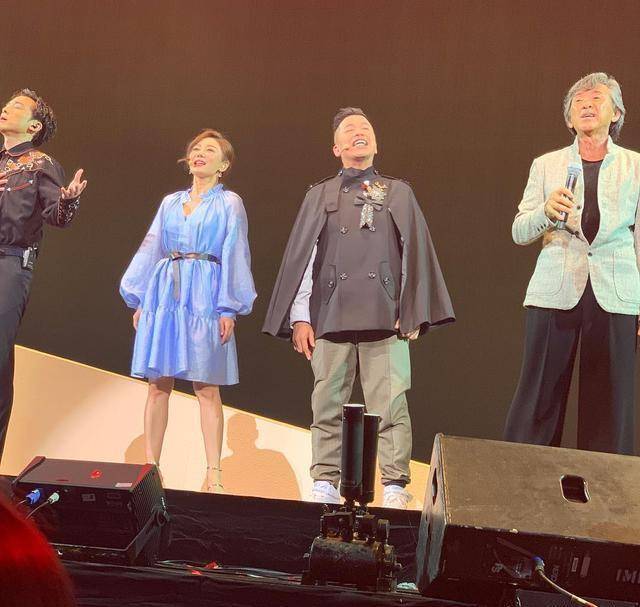 72岁汪明荃晒老友照,林子祥满头白发仍精神奕奕,两人激动手握手_lam