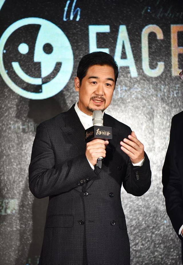 岳云鹏探班张国立,收到鲜花后,张国立调侃:你怎么还有这种待遇_郭德纲