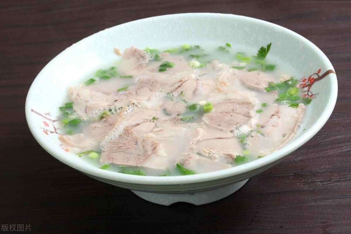 据史料记载,西周贵族用全羊祭祀祖先,祭祀之后,这只羊将被做成"牺汤"