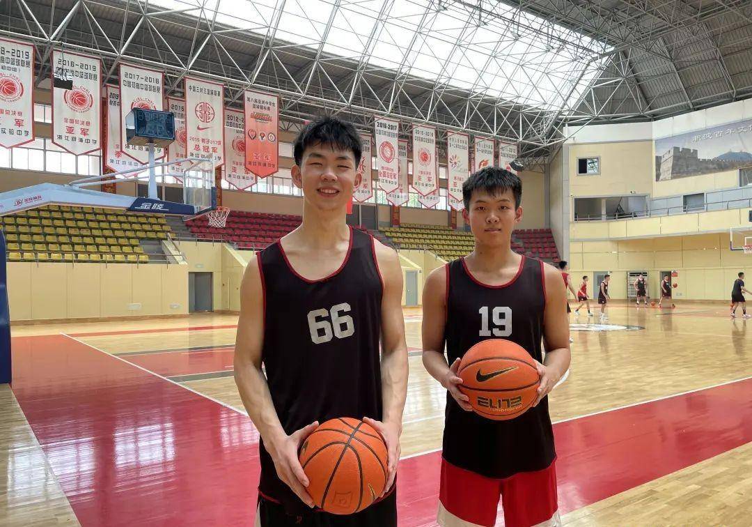 用实力把回浦中学的排面打出来,"篮球意味着回浦的排面,这次能代表