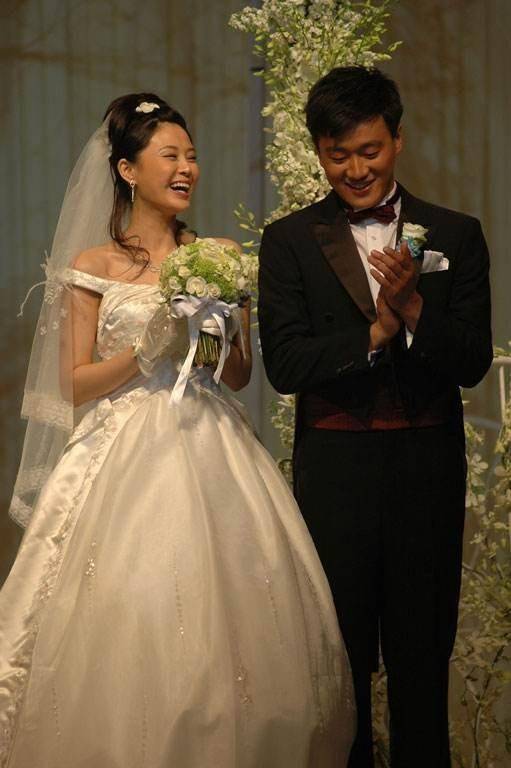 佟大为为44岁妻子庆生,亲吻并承诺将永远爱她,派对堪比婚礼现场