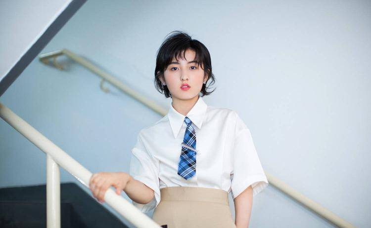 《再见老爸》路透 张子枫开着面包车扎着高马尾辫 看起来又酷又飒