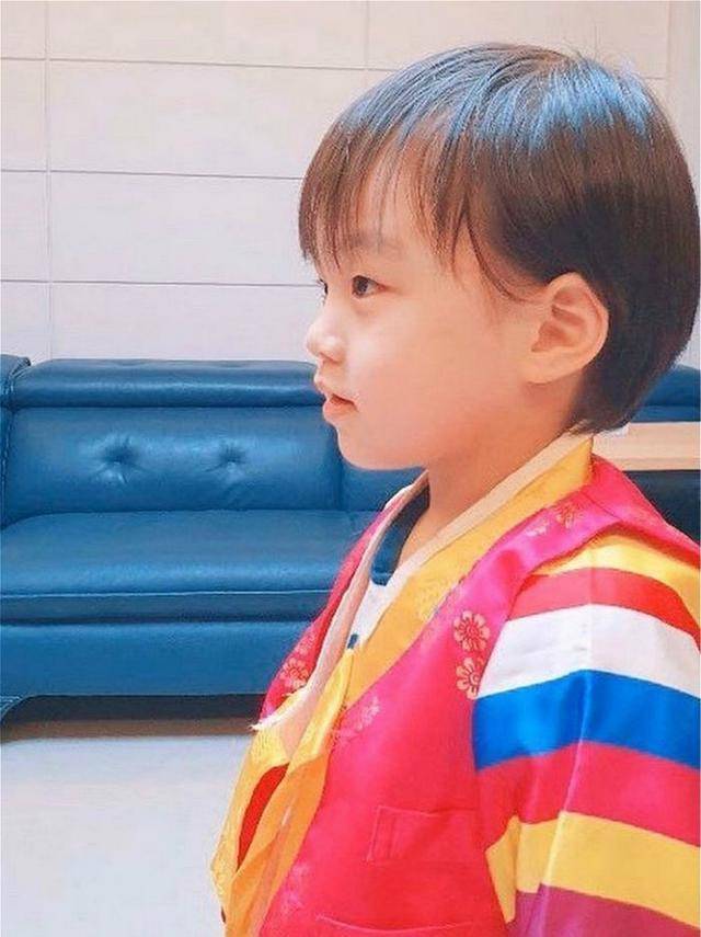 exo金钟仁的侄子已经开始遗传"偶像基因",展现超凡美貌水平!