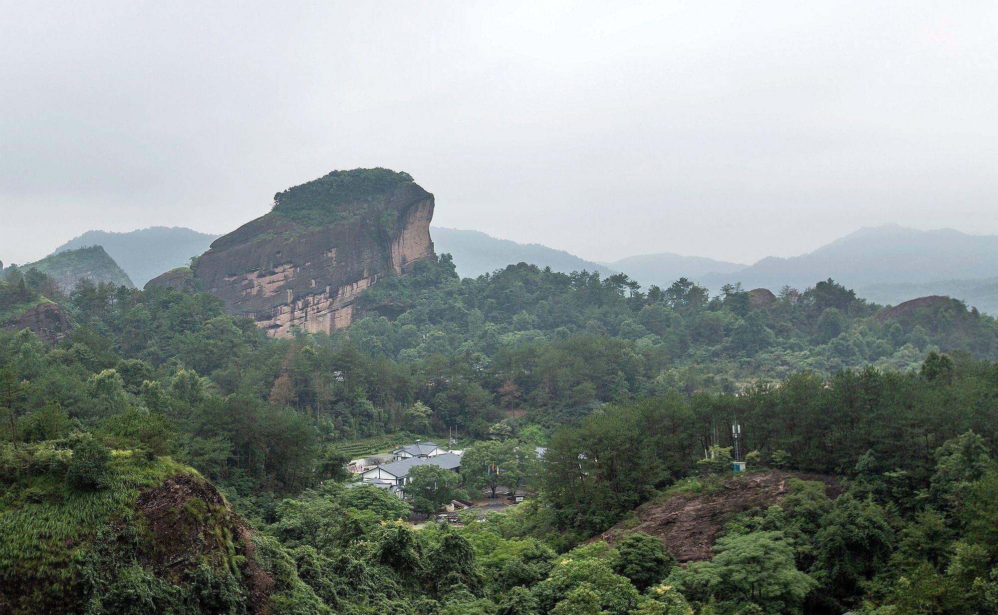 江西鹰潭龙虎山,我国第八处世界自然遗产,藏着绝美的丹霞地貌