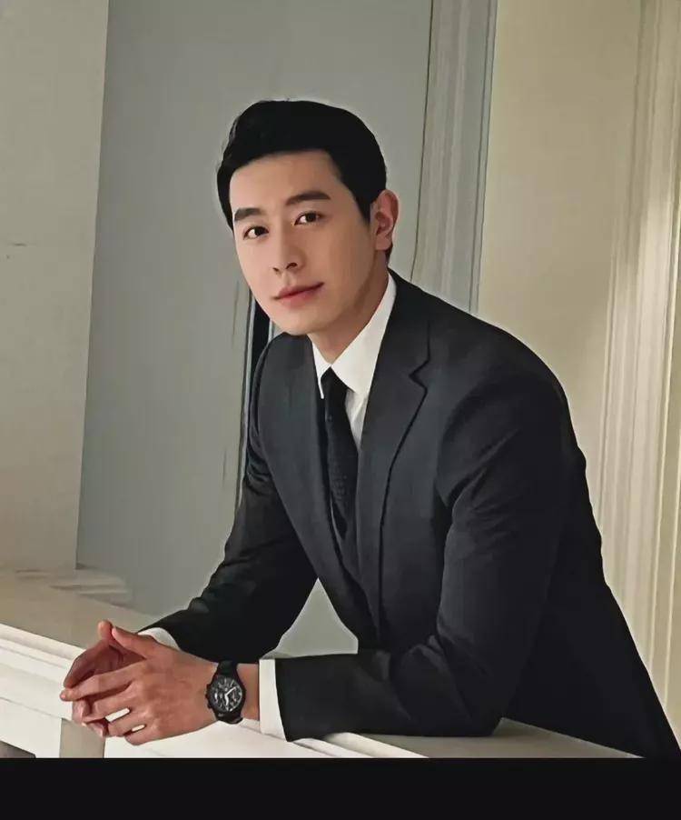 40岁的中年帅气大叔单月涨粉百万,打破大家对中年油腻的固有印象_男人