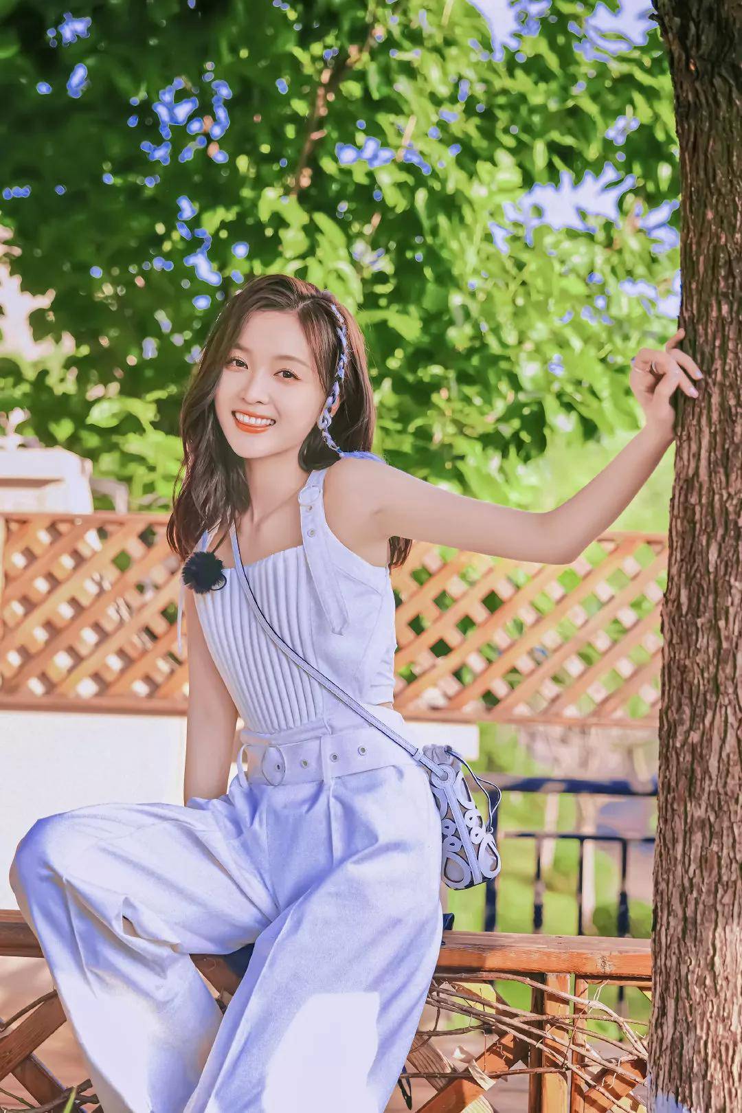 吴宣仪夏日小清新写真,一身套装实在是漂亮极了_带着_粉色_交流