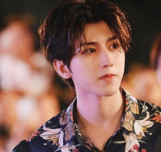 21岁蔡徐坤撩衣秀身材,ikun狂赞身材炸裂,网友:腹肌呢?