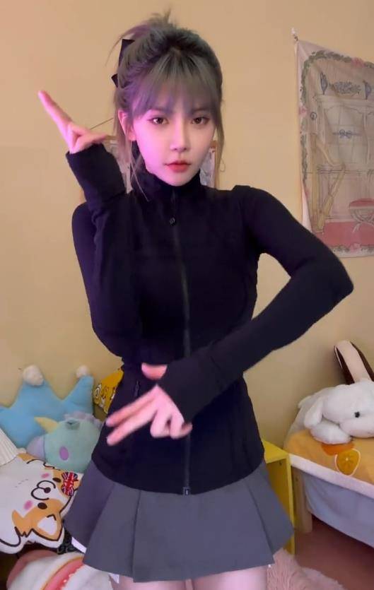 树奈奈少发一点周姐急了,被ai换脸成至臻版,周淑怡吐槽真假难辨