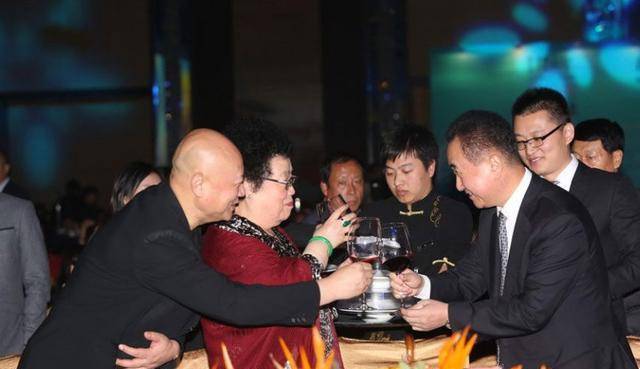 陈丽华儿子开豪车看望闺女,没想到却被拒,富二代素质差距太大_赵勇