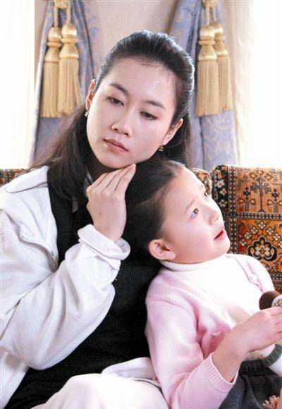 温峥嵘今年已经43岁了,从近照来看她保养的依旧很不错,宛如少女一般.