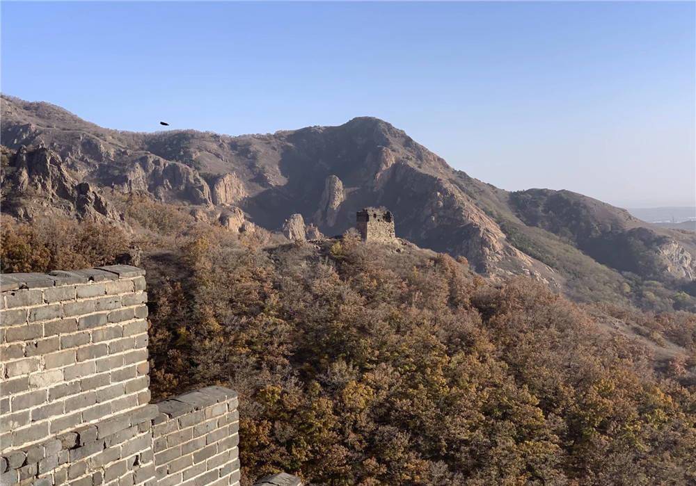 古人曾形容"自古道险重重,天险在焦山,长城倒悬峰顶,关城在前"的景象.