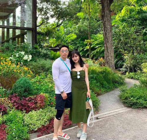 烧饼为老婆庆生,晒出素颜照片,网友:饼嫂身材好颜值美_少兵_郭柯彤_少
