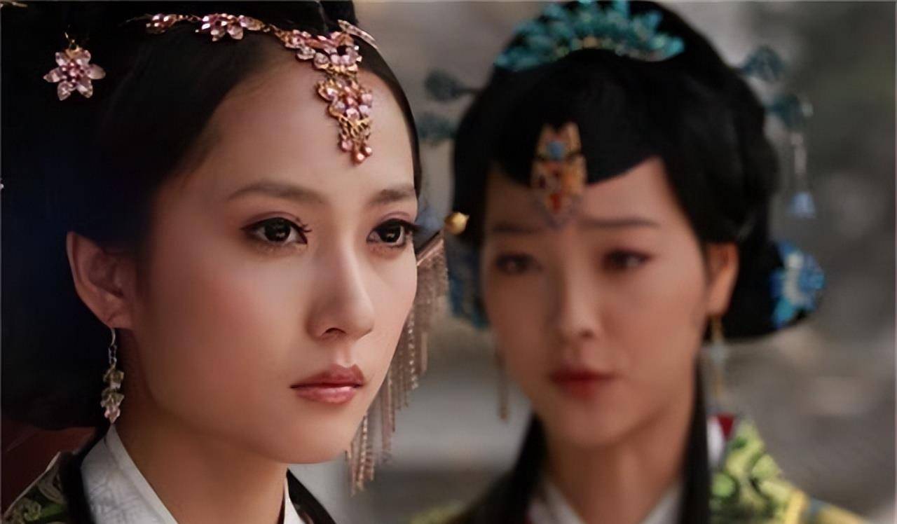 1398年,朱元璋驾崩前夕,黄子澄找到朱元璋的妃子姚千惠,并给了