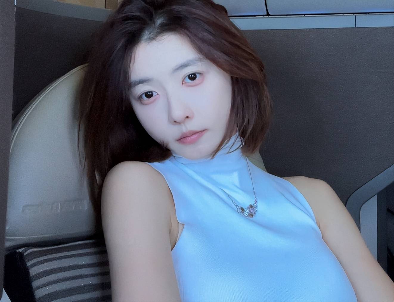 网红聂小雨晒工作照!