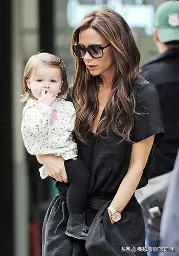 贝嫂是单手穿恨天高抱娃的天花板,网友:小七是她出街的时尚单品_孩子