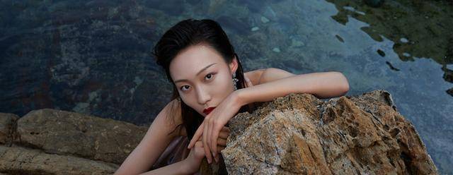 网红"贝勒爷":3600万粉丝说她"土",真实身份曝光高攀不起?