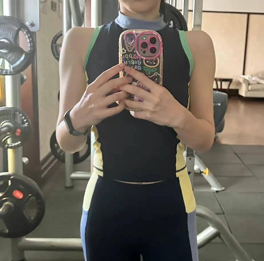 金靖晒健身照秀身材,直角肩腹肌超吸睛,被网友调侃是虾系女友_郭敬明