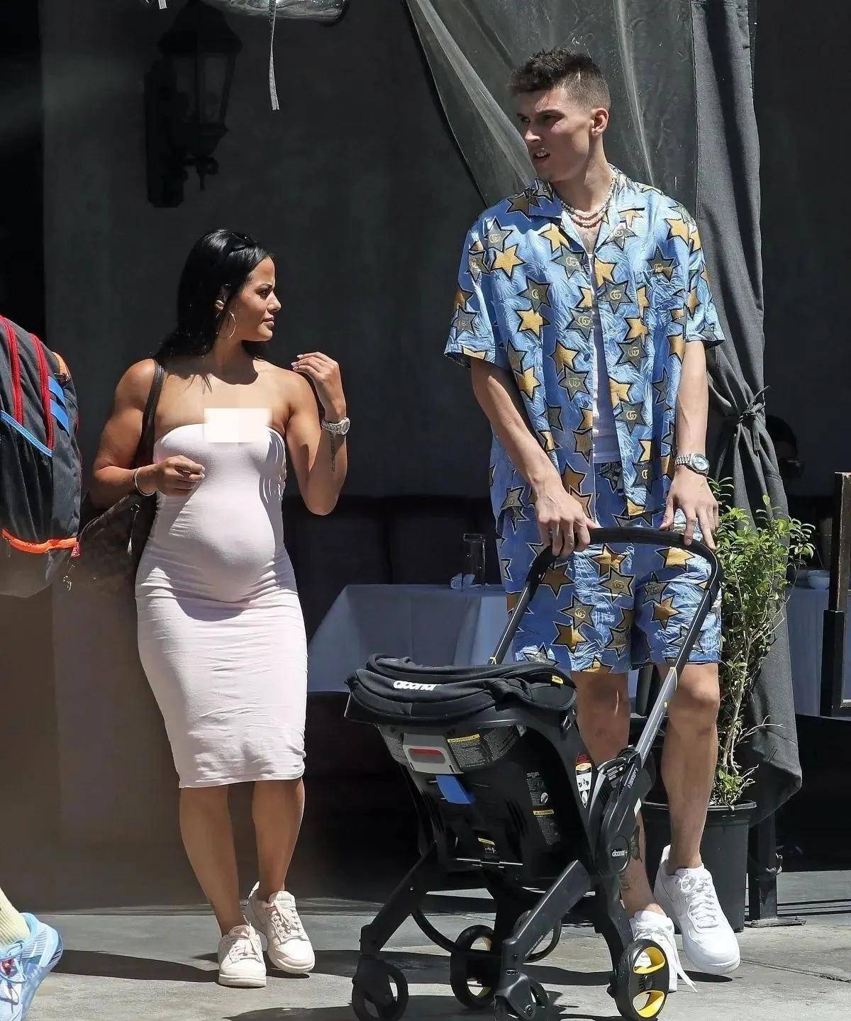 nba球星泰勒希罗和怀二胎女友和好 牵手逛街秀恩爱_katya_elise_henry