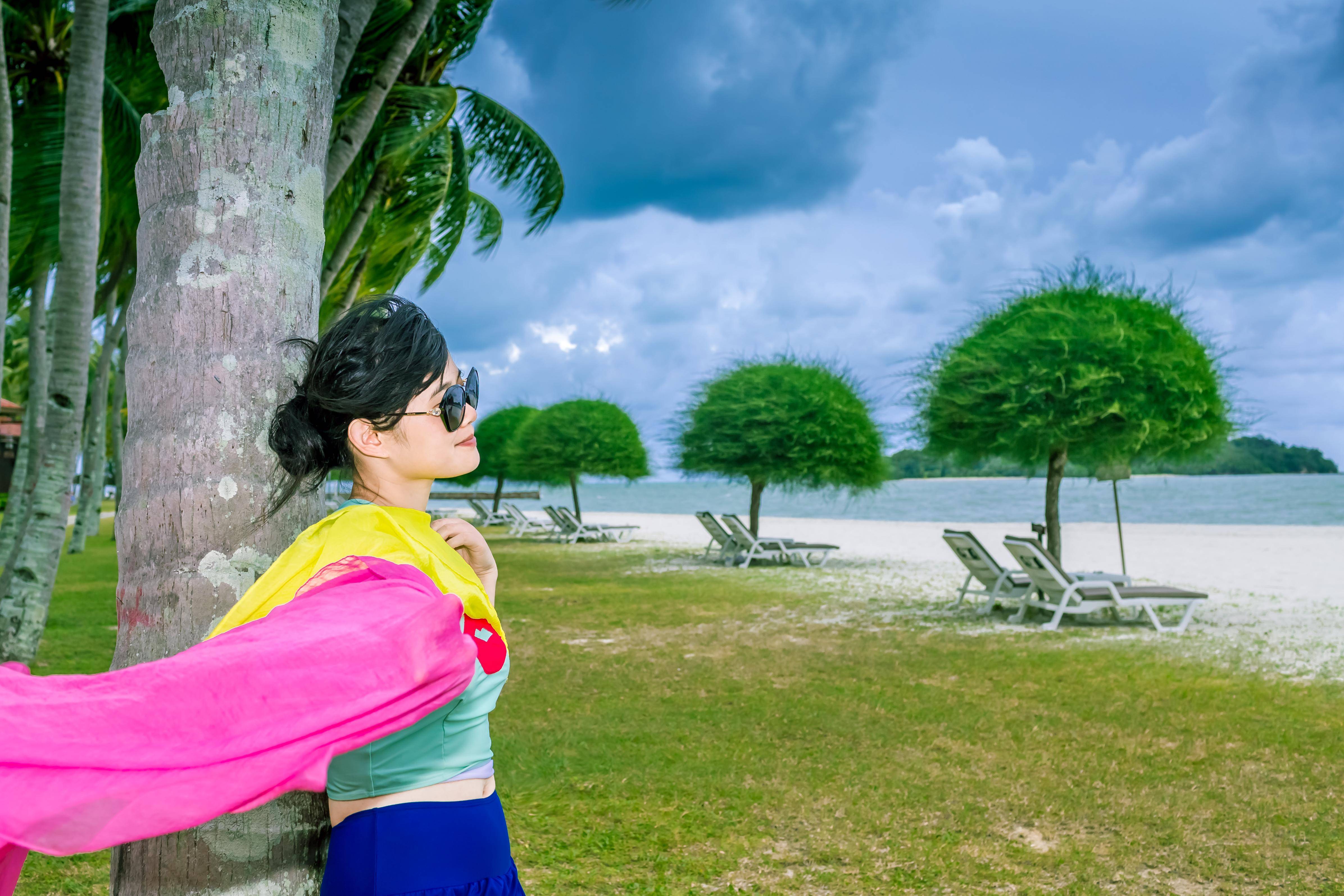 如果帮女伴拍照的时候她拿出一条纱巾,你怎么避免把她拍成大妈_技巧