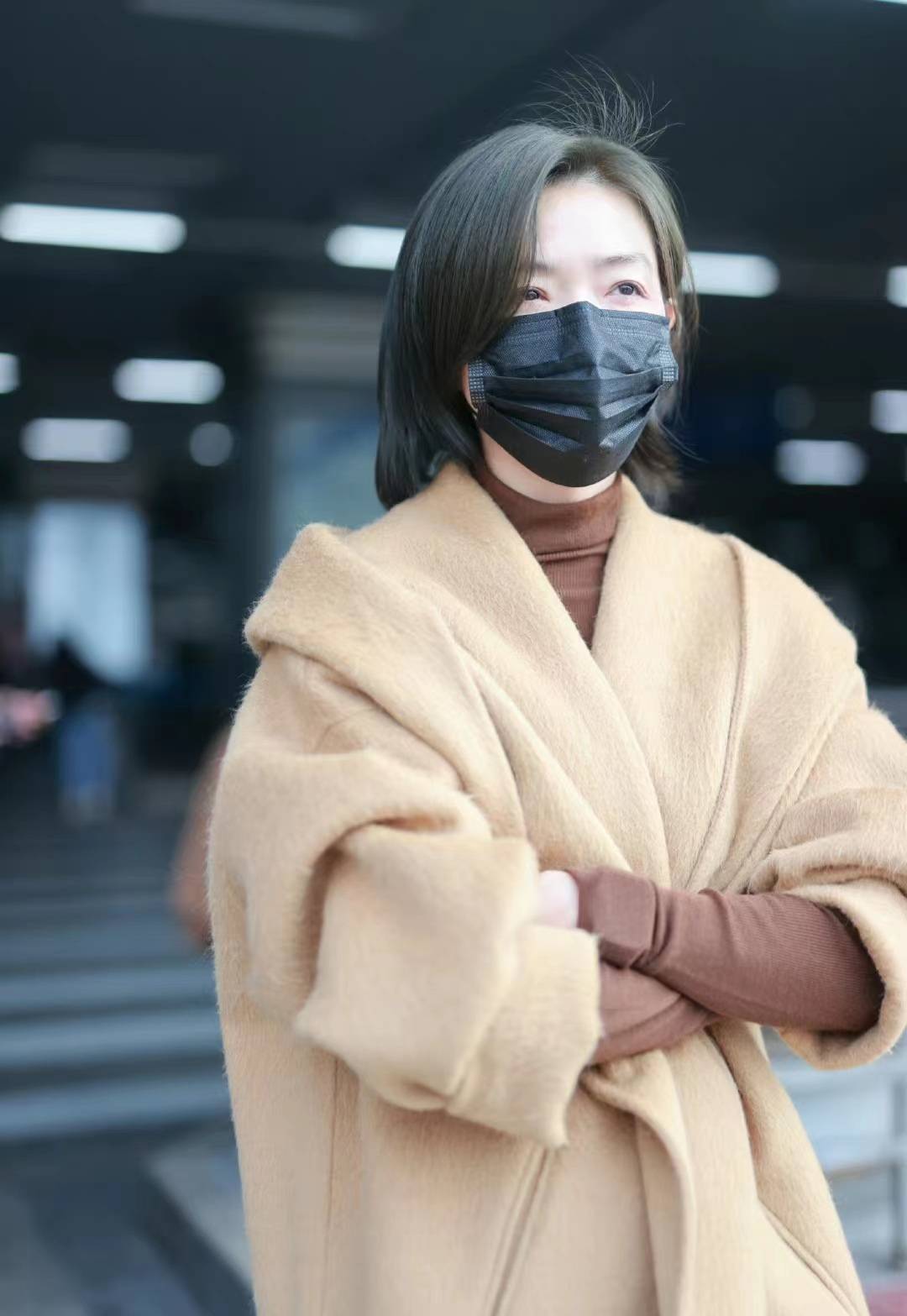 万茜机场私服街拍,穿卡其色大衣配棕色毛衣和直筒裤,高级时尚_灰色