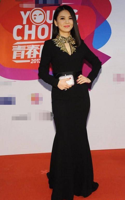 李湘身穿黑色紧身裙,裙身紧紧包裹住臀部秀曼妙曲线,乍一看似乎身材并