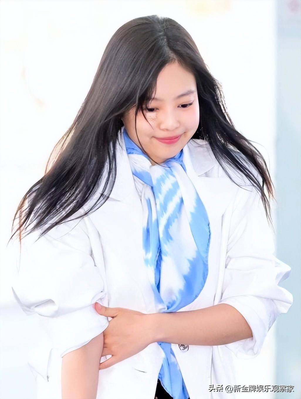 jennie摔伤后首露面,脸部浮肿明显,被媒体拍到后一脸不好意思_珍妮