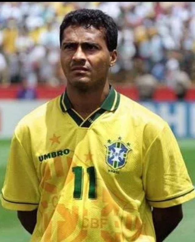 他有机会超越贝利成为新的球王,巴西的救世主—独狼罗马里奥!