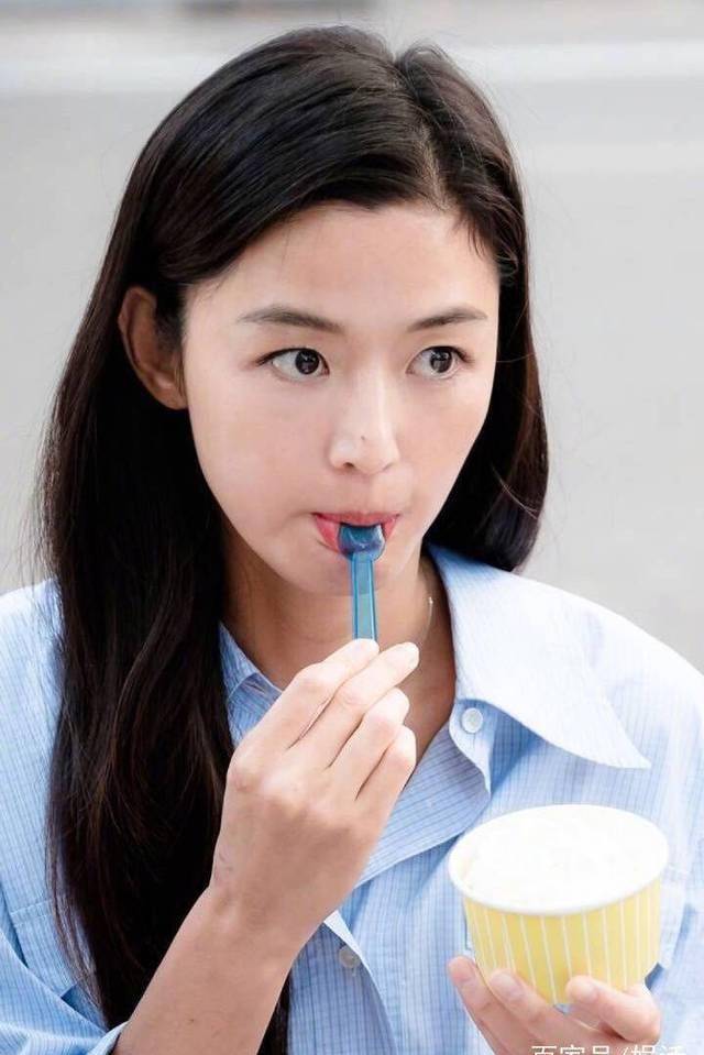 十分温馨,全智贤孕期除了肚子外,四肢也十分纤瘦,从三年生两个宝宝