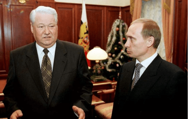 经自己的同乡——时任总统办公厅主任的丘拜斯推荐,普京来到了莫斯科