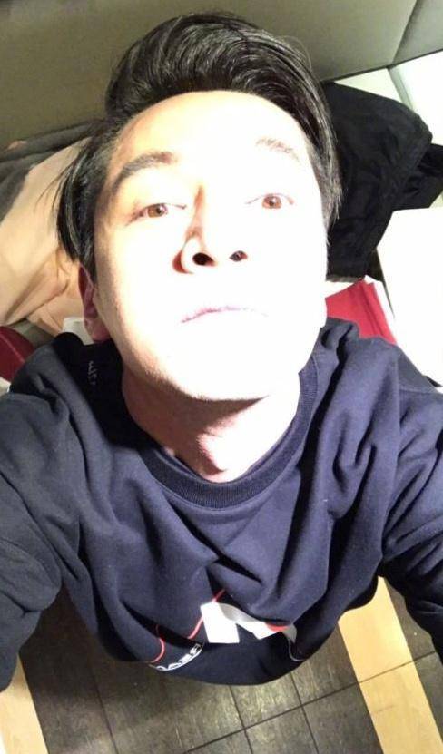 胡歌回应自拍,如此辣眼却称是浑然天成,其实古怪自拍不仅这一张_照片