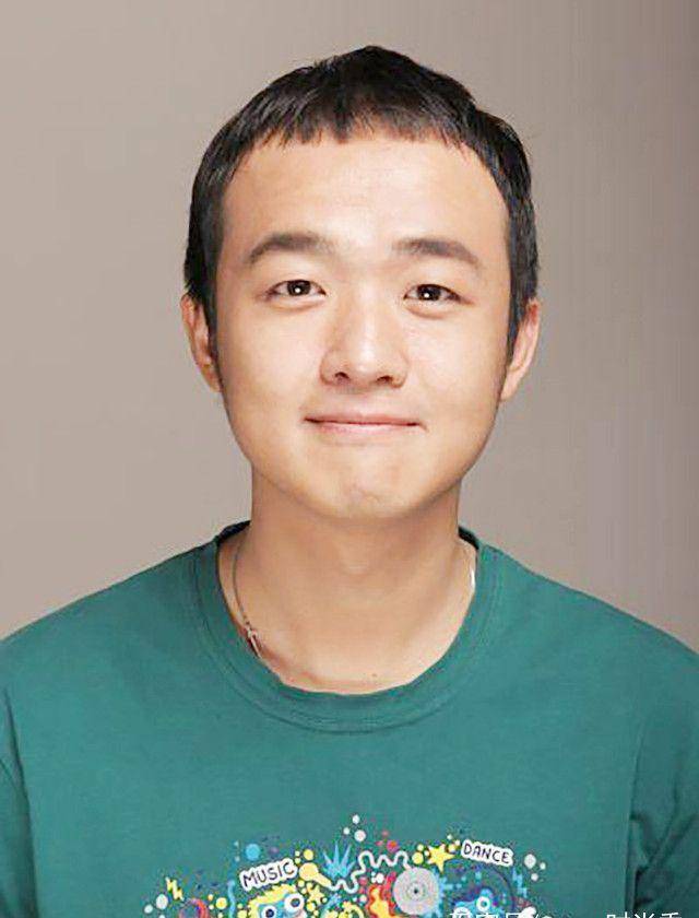 看习惯了包贝尔的光头,出道前寸头照曝光,网友:颜值不输黄晓明_发型