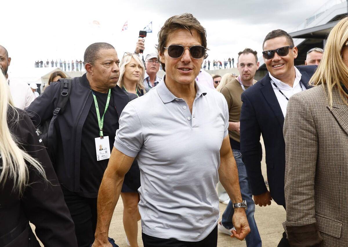 60岁阿汤哥现身伦敦,手臂肌肉粗壮,穿短袖藏不住_凯特_网友_英国的