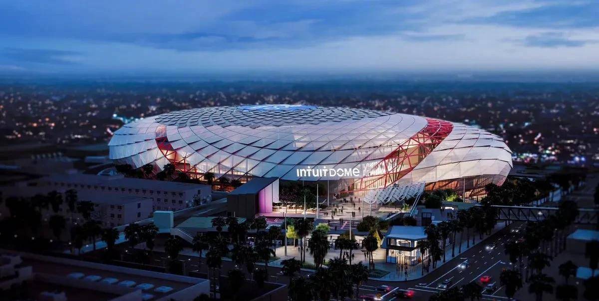 加盟后首胜,今日没有比赛,全队也来到了新球馆intuit dome参加活动