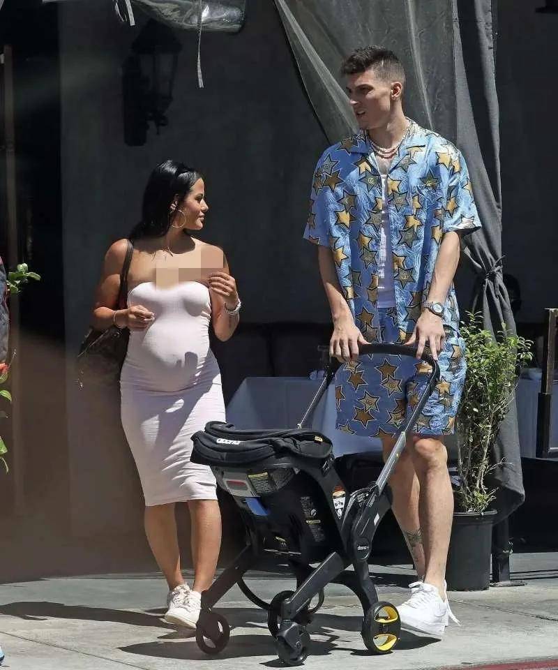 nba球星泰勒希罗和怀二胎女友和好 牵手逛街秀恩爱_katya_elise_henry