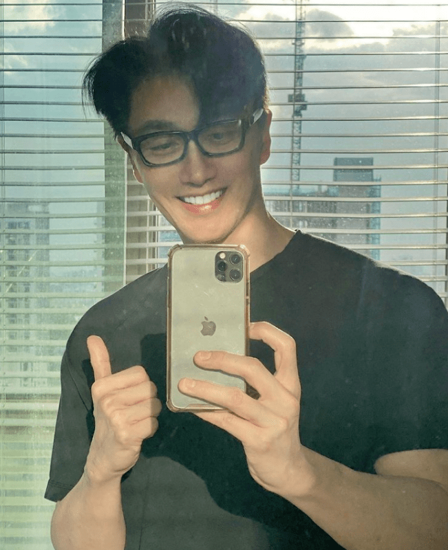 或许还真是~据小编了解,作为摄影师的陈传多来自新加坡,曾经因为冻龄