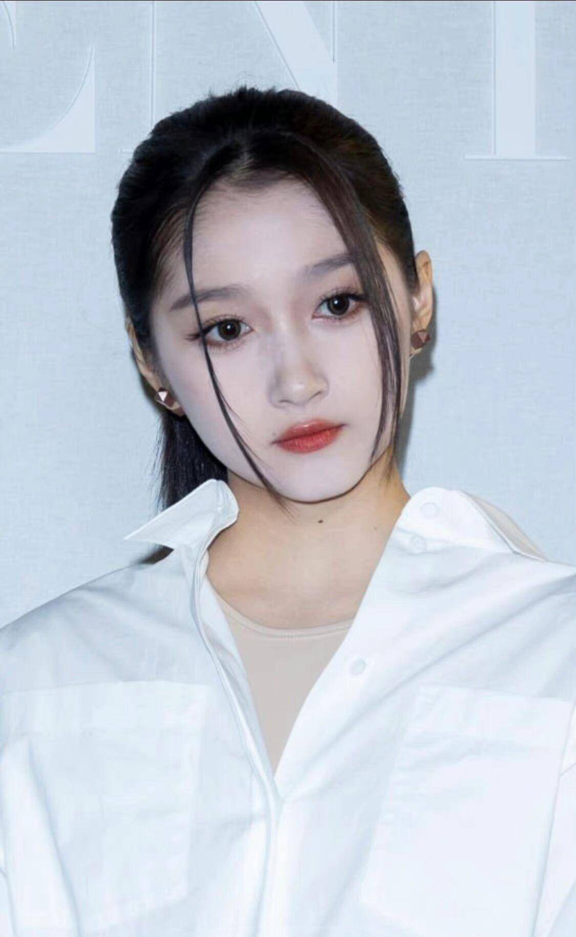 这次的化妆师其实有点拉跨,因为在生图中能清晰的看到关晓彤脸上的