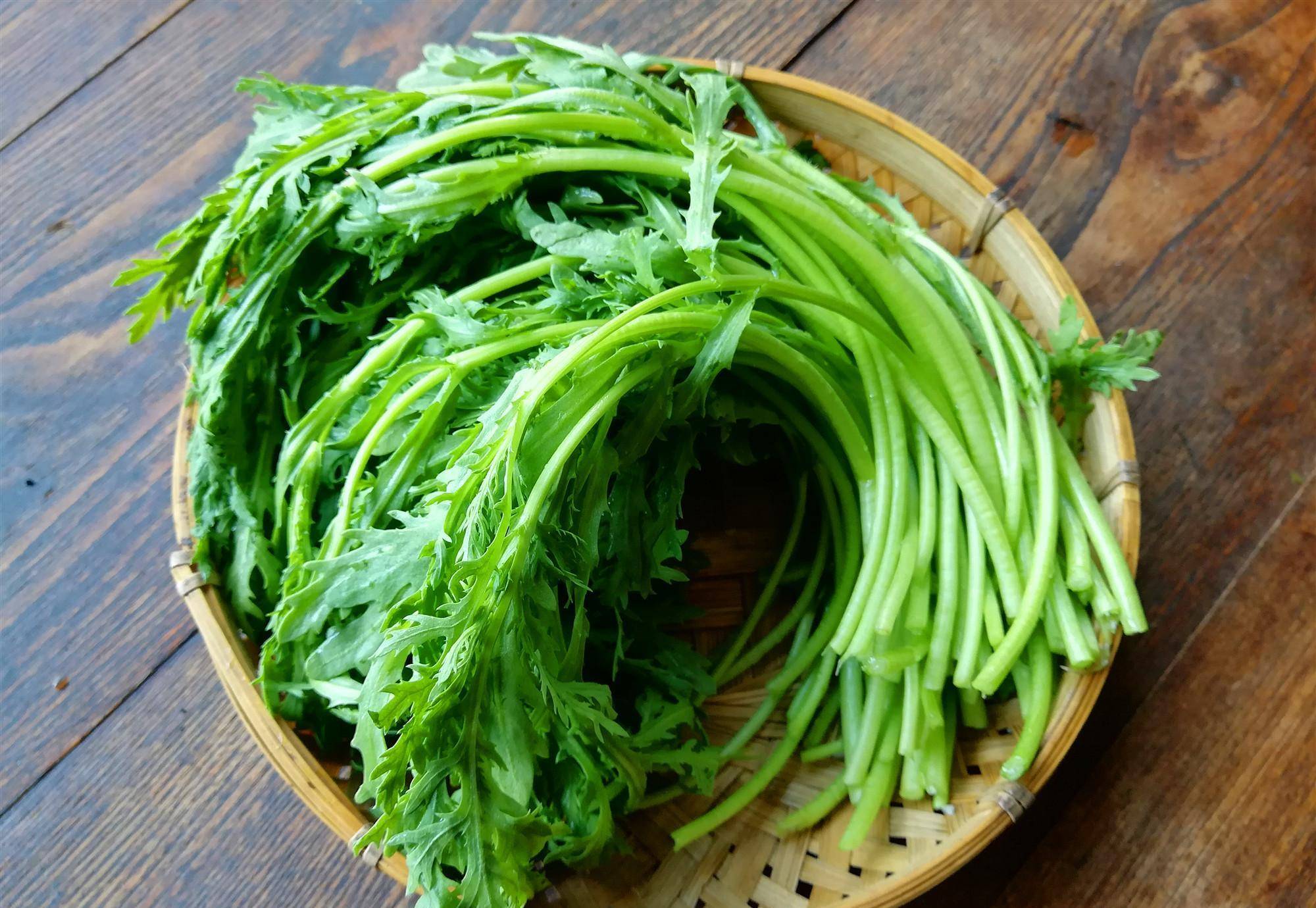 教你营养好吃的茼蒿拌鸡丝,简单拌一拌,爽口美味,家人很喜欢_辣椒