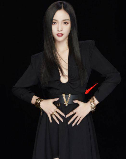 吴宣仪深v秀雪白肌肤,一条腰带勒出巴掌腰,还拉下肩带露香肩_造型_女