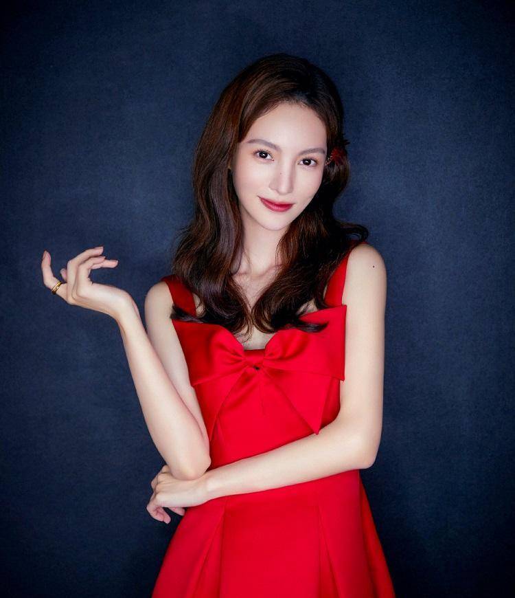 姜文滤镜下的金晨:优雅中透着妩媚,照片高级又有质感太绝了_时尚_大片