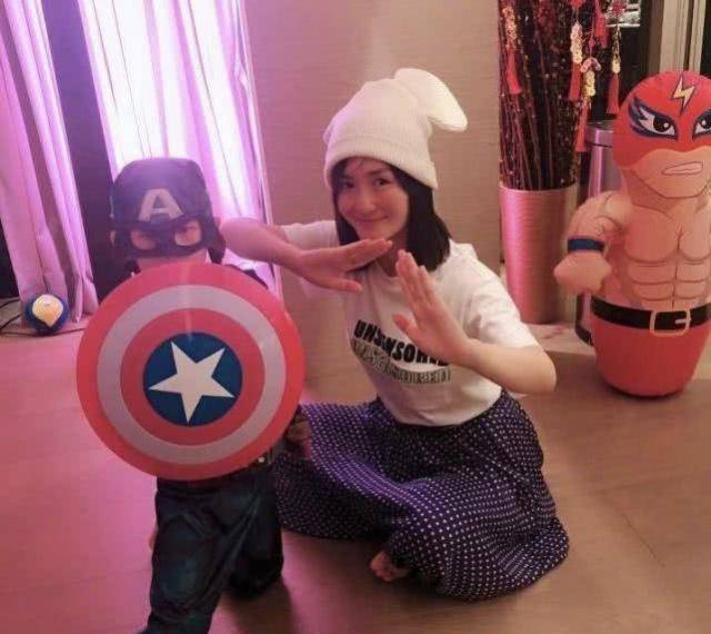 谢娜晒一家四口合影,说跳跳俏俏趣事,张杰:慢慢就懂事了!