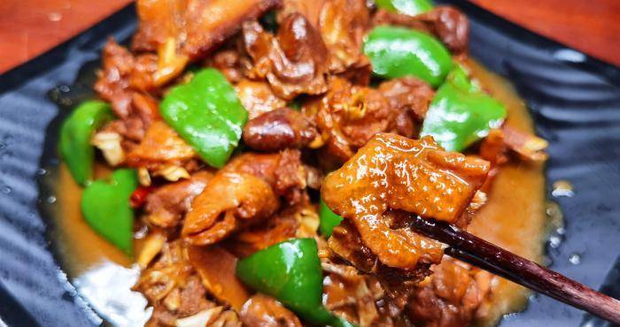 一道营养美味的麻辣炒山鸡就做好了.味道鲜美,营养丰富,佐酒下饭!