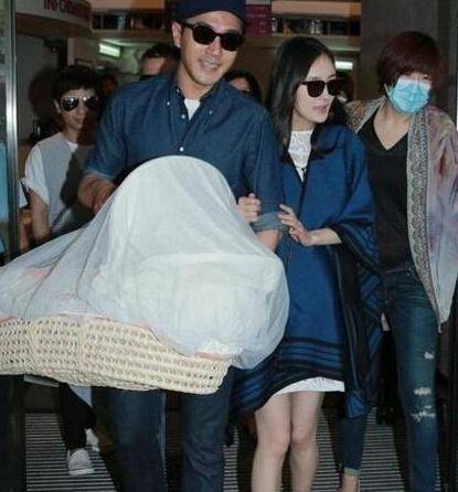 当年angelababy跟杨幂两人在香港生完孩子出院的时候,我们看到baby