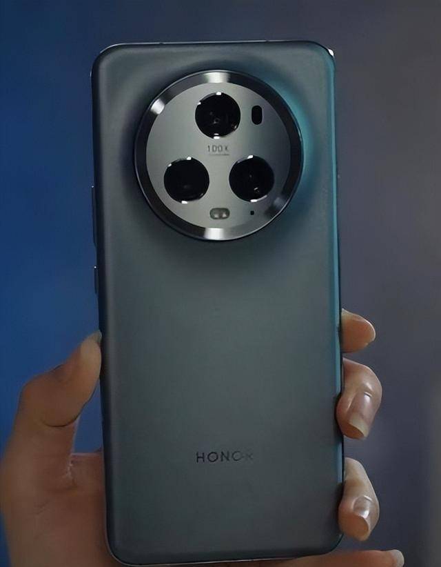 应该是有传承吧?后摄模组居中设计,三枚摄像头成三角