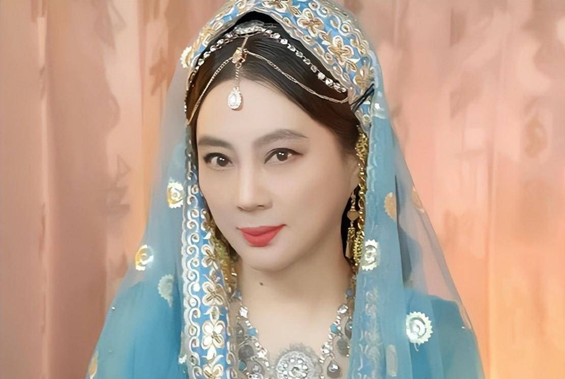 59岁李玲玉雪中漫步!