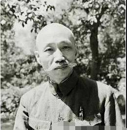 这人非黄埔出身,却深得老蒋重用,还因一件事遭到黄